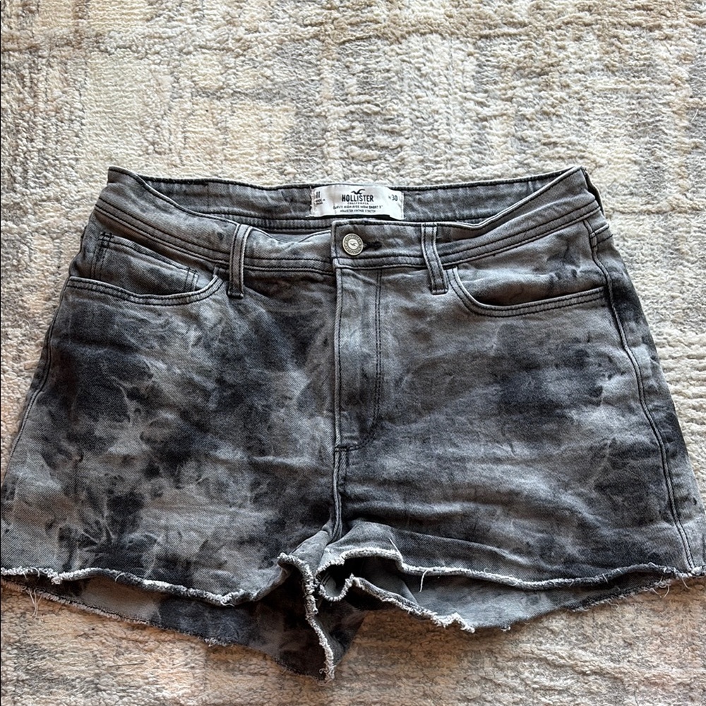 Hollister Black and Gray Jean Shorts Curvy High Rise Mom Short 3”